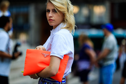 graphic skirt, leather bag, orange bag, prada, printed skirt, ralph lauren, striped skirt, white shirt, fashion week, frenchystyle, FW, jonathan paciullo, street style, PFW, PARIS, atmosphere details, horizontal, detail, AUTUMN WINTER 2018-2019, FALL WINTER 2018-2019, FW 18-19, caro daur
