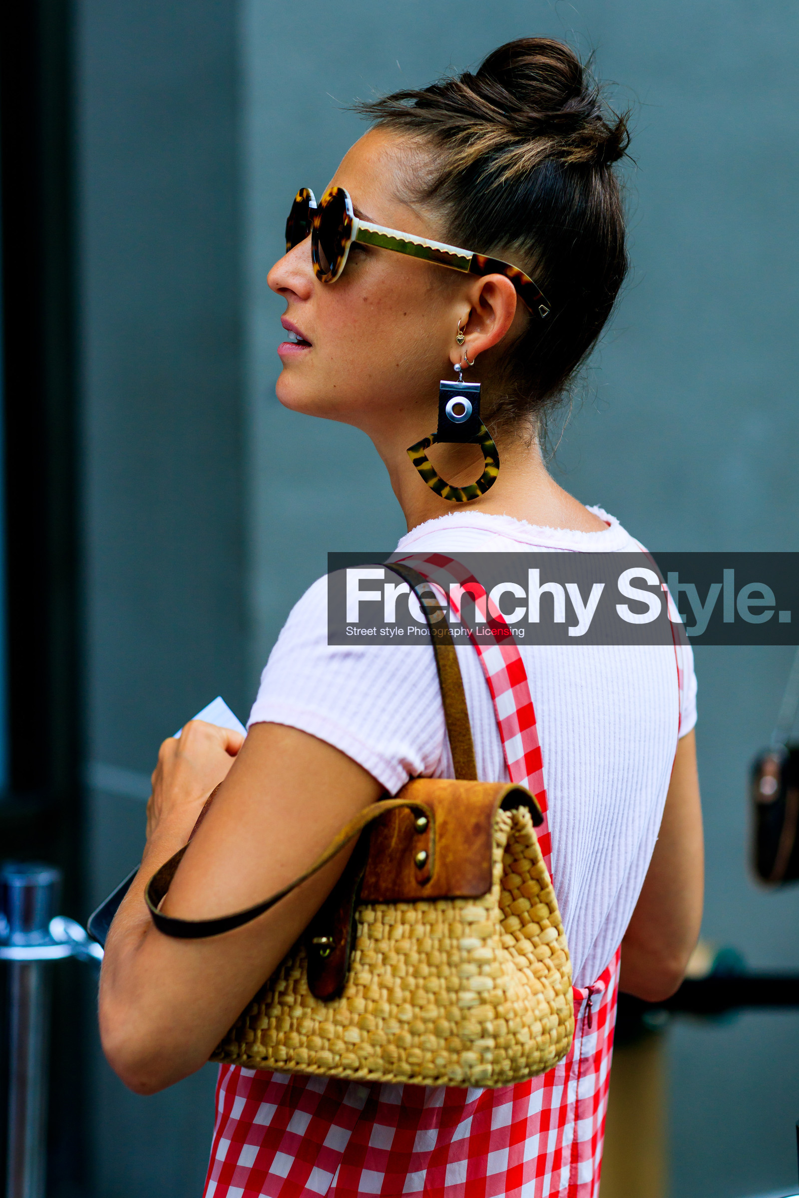 checked, earrings, gingham, leather bag, plaid, straw bag, sunglasses, white t shirt, street style, jonathan paciullo, FW, frenchystyle, fashion week, NYFW, NEW YORK, SPRING SUMMER 2019, SS 19, vertical, detail, atmosphere details