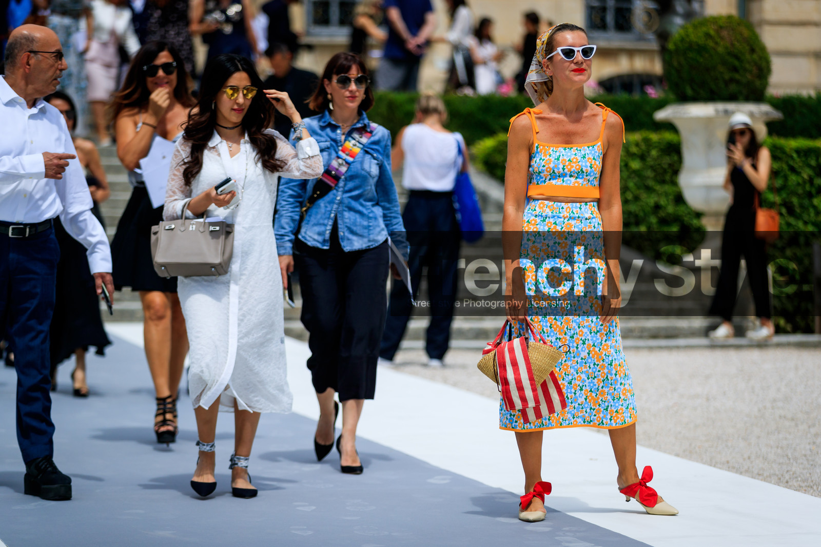 basket, beige shoes, blue skirt, blue top, floral, flowers, graphic bag, graphic dress, graphic skirt, graphic top, headscarf, high heels, leather bag, leather shoes, printed bag, printed dress, printed skirt, printed top, red lips, stripes, sunglasses, turquoise, fashion week, frenchystyle, FW, jonathan paciullo, street style, PFW, PARIS, horizontal, atmosphere details, full length, AUTUMN WINTER 2018-2019, FALL WINTER 2018-2019, FW 18-19, natalie joos