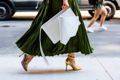 atmosphere details, detail, fashion week, frenchystyle, FW, geometric, golden shoes, graphic clutch, green skirt, high heels, horizontal, jonathan paciullo, metallic heels, NEW YORK, NYFW, pleated skirt, SPRING SUMMER 2017, SS 17, street style, white clutch, woman