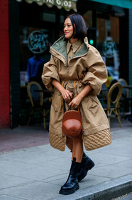 j w anderson bag, beige coat, beige trench coat, oversize trench coat, oversize coat, oversize parka, quilted coat, brown leather bag, black leather boots, chelsea boots, fashion week, frenchystyle, FW, jonathan paciullo, street style, vertical, full length