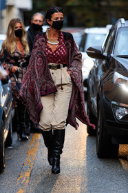 burgundy cape, burgundy scarf, burgundy blouse, lurex blouse, polka dots blouse, cachemere printed cape, black cape, black leather boots, beige pants, corduroy pants, carrot pants, belted pants, etro belt, etro boots, etro cape, etro blouse, etro look, black leather belt, golden buckle belt, golden necklace, chocker, choker necklace, choker necklace, big necklace, fringe necklace, ethnic necklace, etro necklace, covid face mask, street style, jonathan paciullo, FW, frenchystyle, fashion week, MFW, MILAN, SPRING SUMMER 2021, SS 21, vertical, full length