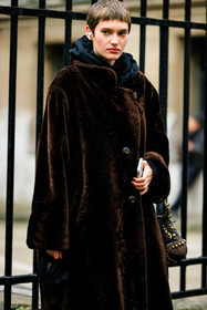 furry coat, brown coat, black hoodie, model, flared pants, open cut trousers, brown boots, short hair, airpods, studded bag, brown bag, fashion week, frenchystyle, FW, jonathan paciullo, street style, PFW, PARIS, menswear, AUTUMN WINTER 2022-2023, FALL WINTER 2022-2023, FW 22-23, atmosphere details, detail, vertical