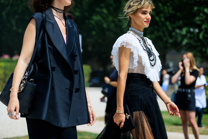black bag, black jacket, black pants, black skirt, choker, embroideries, leather bag, necklace, pearls, pleats, ruffles, satin stitch, sleeveless, sunglasses, white shirt, fashion week, frenchystyle, FW, jonathan paciullo, street style, PFW, PARIS, horizontal, atmosphere details, detail, AUTUMN WINTER 2018-2019, FALL WINTER 2018-2019, FW 18-19
