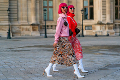 Ami and Aya Suzuki, pink hair, pink pullover, light pink pullover, white leather boots, high boots, high heels boots, pleated skirt, leopard printed skirt, mid long skirt, red pullover, turtleneck pullover, crossbody bag, brown leather bag, beige leather bag, monogrammed bag, round shape bag, logo strap bag, futurist shape sunglasses, white sunglasses, geometric shape glasses, PARIS, PFW, SPRING SUMMER 2020, SS 20, fashion week, frenchystyle, FW, jonathan paciullo, street style, horizontal, atmosphere details, full length