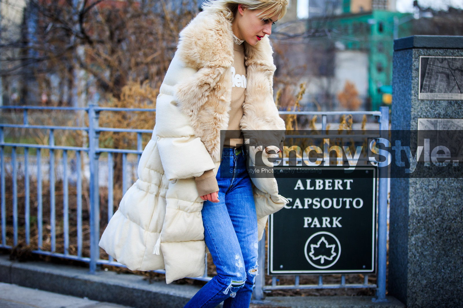 atmosphere details, AUTUMN WINTER 2016-2017, AW 16-17, beige coat, blue denim, brown bag, camel bag, denim pants, detail, fashion week, frenchystyle, fur collar, FW, FW 16-17, horizontal, jeans, jonathan paciullo, leather bag, linda tol, NEW YORK, NYFW, ripped pants, street style, trousers, woman