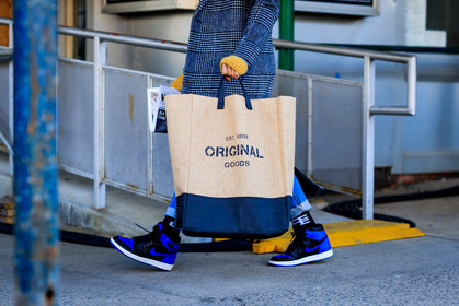 beige bag, black shoes, blue sneakers, checked, graphic jacket, grey coat, leather shoes, nike, plaid, printed bag, printed jacket, tartan, tote bag, fashion week, frenchystyle, FW, jonathan paciullo, street style, NYFW, NEW YORK, AUTUMN WINTER 2018-2019, AW 18-19, FALL WINTER 2018-2019, FW 18-19, atmosphere details, horizontal, detail