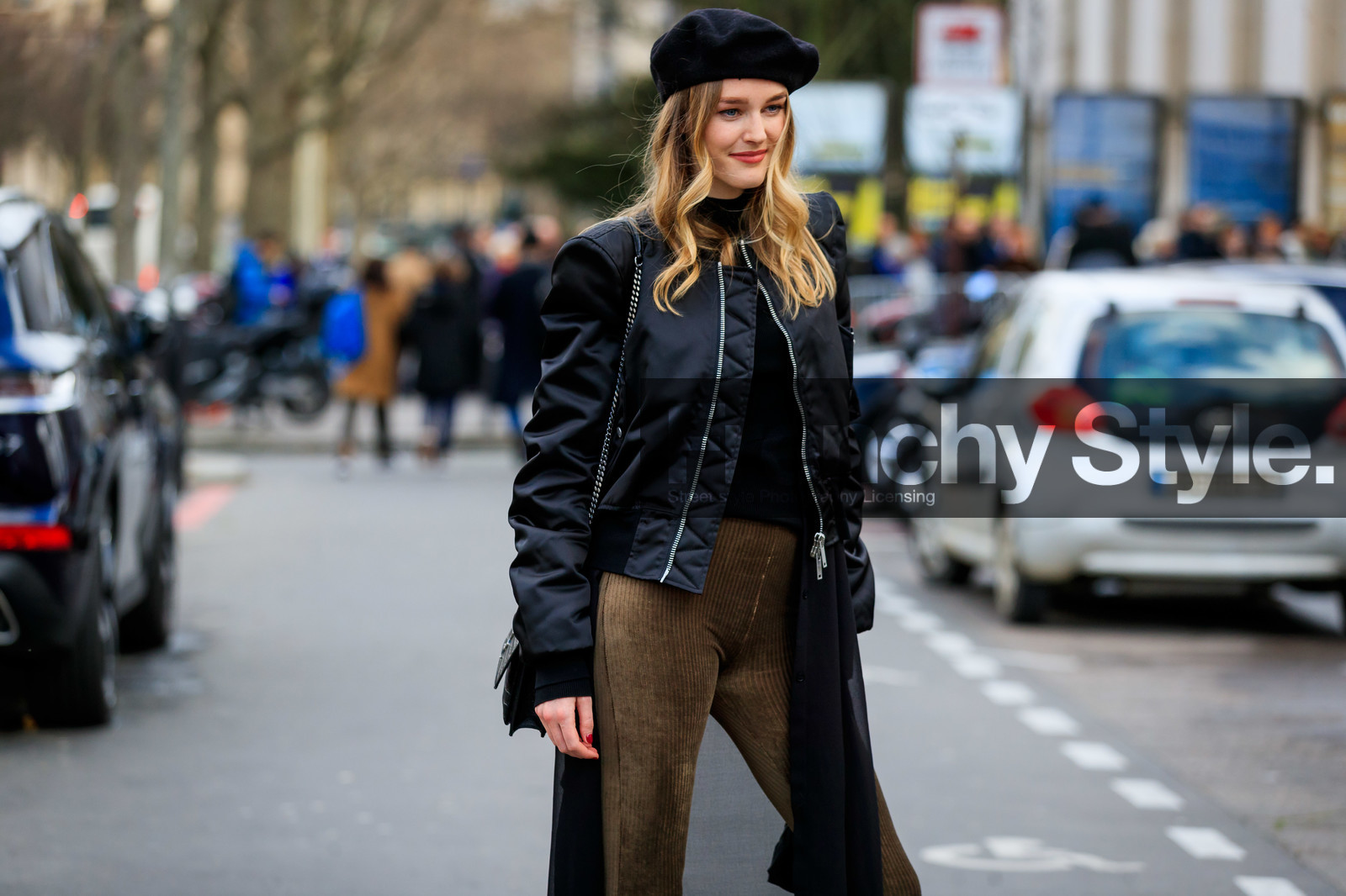 black beret, black bombers, black pullover, black leather bag, black cardigan, kaki pants, velvet pants, corduroy pants, long cardigan, sheer cardigan, satin bombers, saint laurent bag, animal skin bag, shoulder bag, silvered chain strap bag, fashion week, frenchystyle, FW, jonathan paciullo, street style, PFW, PARIS, horizontal, atmosphere details, detail