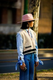 pink hat, blue shirt, beige vest, sleveless vest, ruffle vest, classic jeans, blue jeans, cowboy look, fashion week, frenchystyle, FW, jonathan paciullo, street style, vertical, atmosphere details, detail