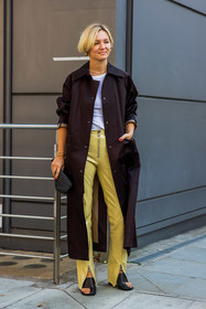 trench, brown, coat, tshirt, pants, yellow, black, heeled sandals, fashion week, frenchystyle, FW, jonathan paciullo, street style, SPRING SUMMER 2022, SS 22, LFW, LONDON, vertical, full length