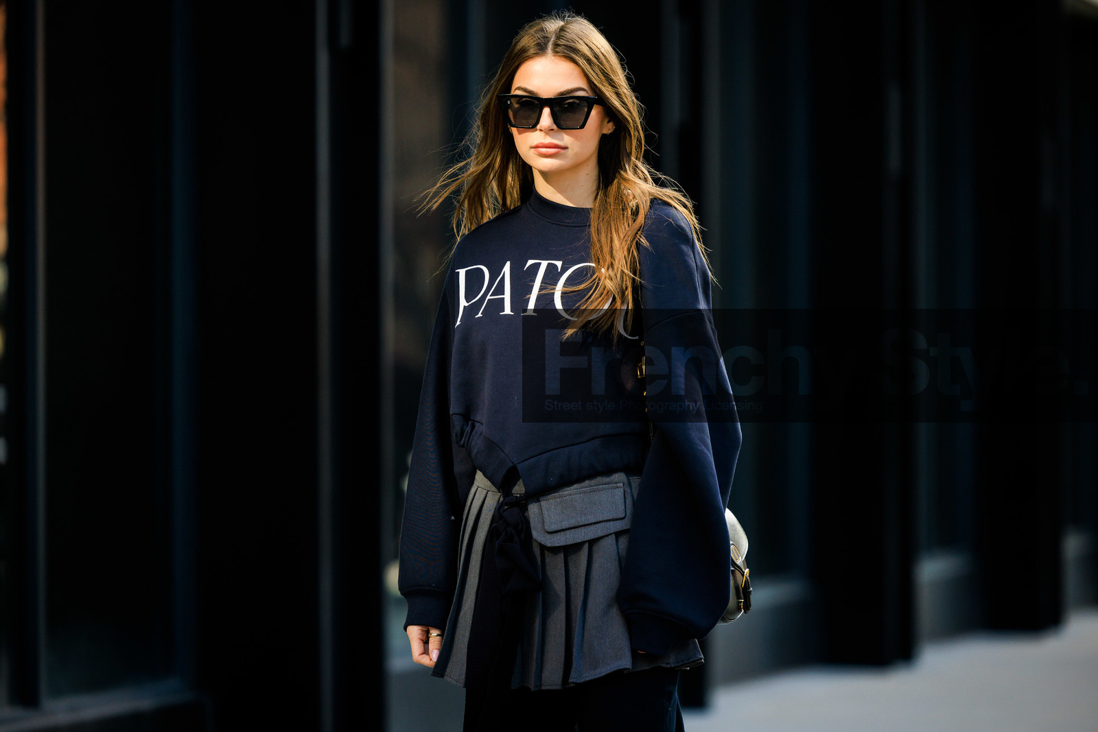 patou black sweatshirt, black cat eye sunglasses, silver pleated skirt, school girl skirt, oversiwed black pants, Allegra shaw, fashion week, frenchystyle, FW, jonathan paciullo, street style, NYFW, NEW YORK, AUTUMN WINTER 2022-2023, FALL WINTER 2022_2023, FW 22-23, atmosphere details, horizontal
