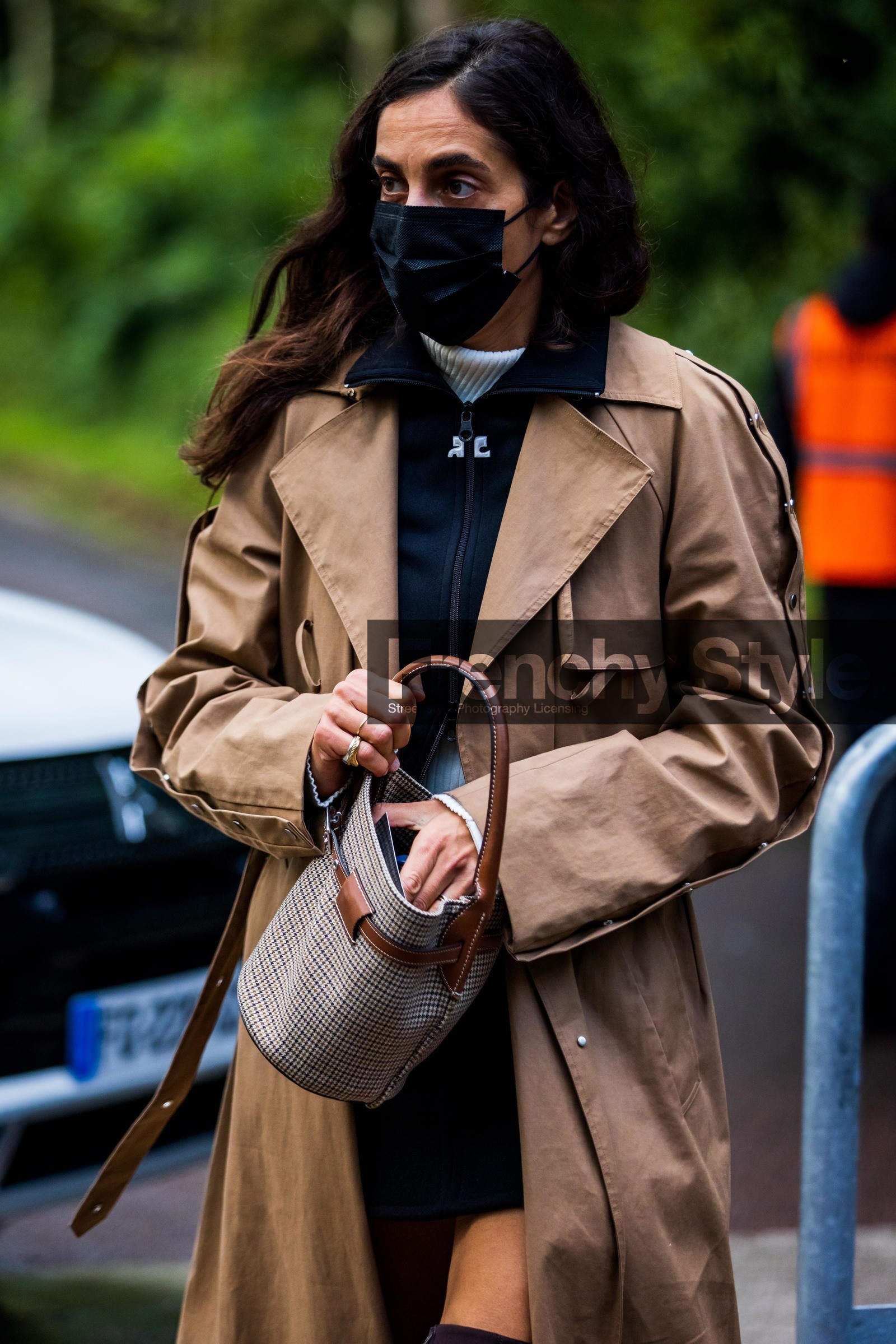 bag, brown bag, brown trenchcoat, check print, checked bag, courreges jacket, facial mask, printed bag, trench, zipped jacket, street style, jonathan paciullo, FW, frenchystyle, fashion week, PFW, PARIS, SPRING SUMMER 2022, SS 22, vertical, atmosphere details