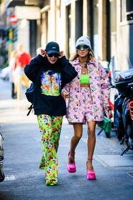 multiprint look, pink shorts, pink jacket, flower jacket, flower short, platform pumps, pink pumps, fluo green bra, grey beanie, ski sunglasses, black cap, black sunglasses, flowered pants, green pants, green pants, mutlicolor pants, multicolor set, black hoodie, printed hoodie, green shoes, fashion week, frenchystyle, FW, jonathan paciullo, street style, vertical, full length