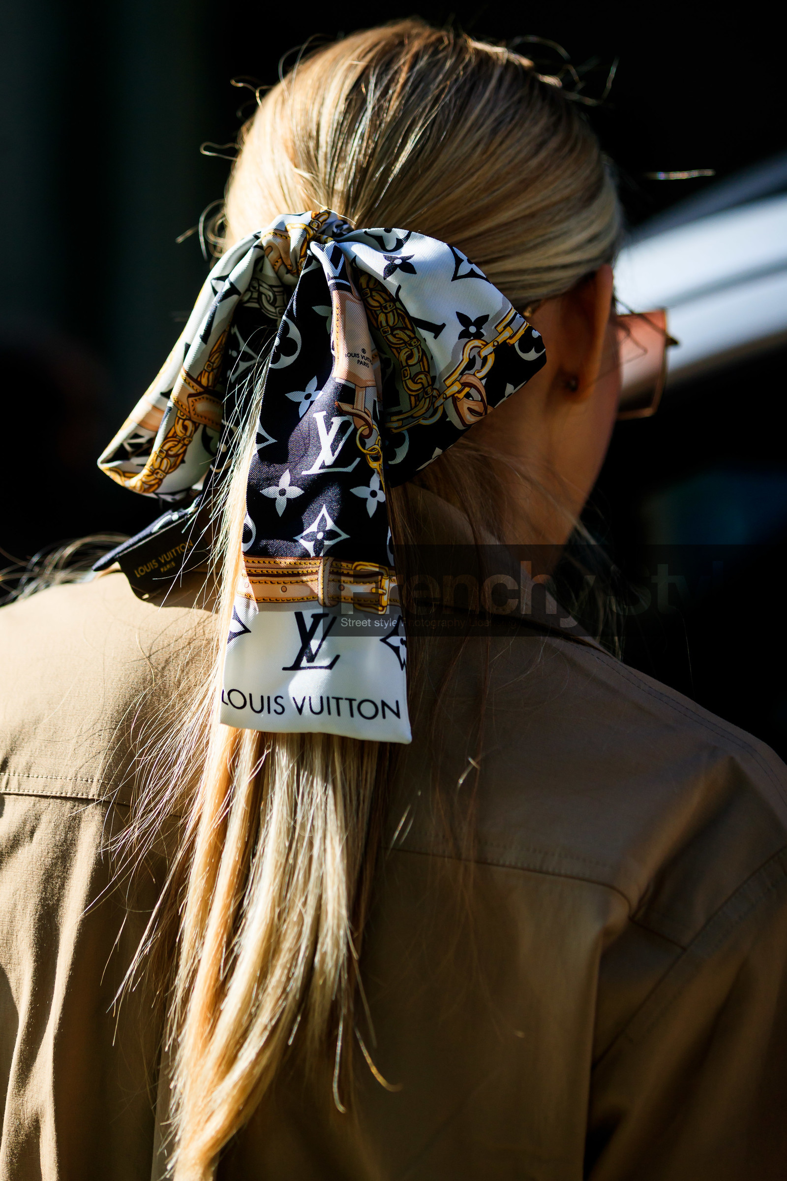 beige jacket, black and white, black scarf, louis vuitton, monogram, fashion week, frenchystyle, FW, jonathan paciullo, street style, LFW, LONDON, AUTUMN WINTER 2019-2020, AW 19-20, FW 19-20, FALL WINTER 2019-2020, vertical, atmosphere details, detail