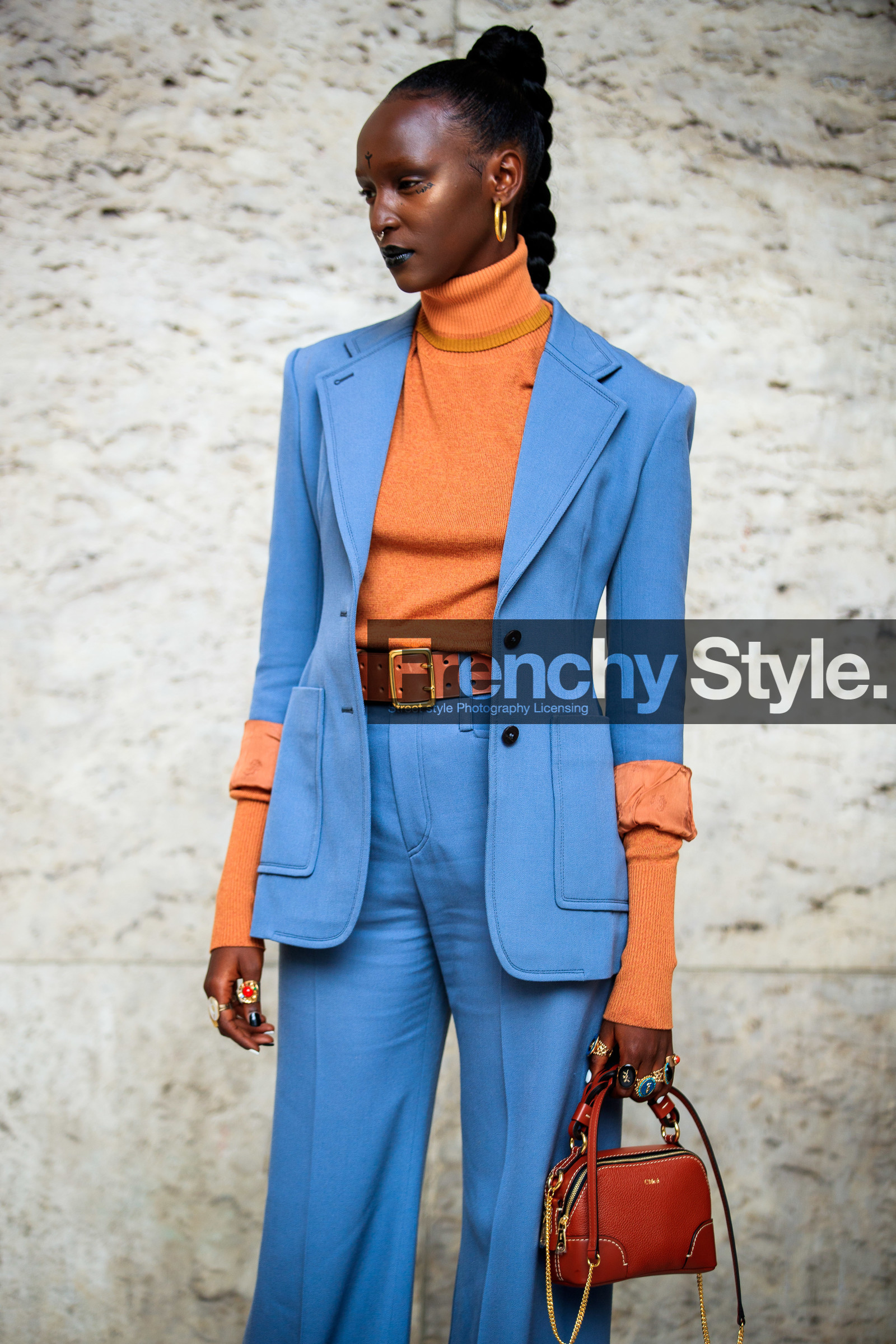 lous and the yakusa, light blue jacket, light blue pants, light blue suits, orange pullover, turtleneck pullover, camel leather bag, hand bag, chloe bag, chloe jacket, chloe look, chloe pants, chloe pullover, multi rings, stone ring, big ring, make up, make up details, nose piercing, fashion week, frenchystyle, FW, jonathan paciullo, street style, PFW, PARIS, SPRING SUMMER 2021, SS 21, vertical, atmosphere details, detail