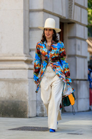 white hat, straw hat, big hat, printed shirt, tropical printed shirt, long sleeves shirt, silk shirt, long shirt, blue shirt, light beige pants, high waist pants, loose pants, fashion week, frenchystyle, FW, jonathan paciullo, street style, vertical, full length