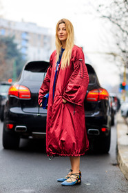 ada kokosar, AUTUMN WINTER 2017-2018, AW 17-18, blue bag, blue shoes, FALL WINTER 2017-2018, fashion week, frenchystyle, full length, FW, FW 17-18, jonathan paciullo, leather bag, leather shoes, long coat, MFW, MILAN, parka, raincoat, red coat, street style, suede shoes, vertical