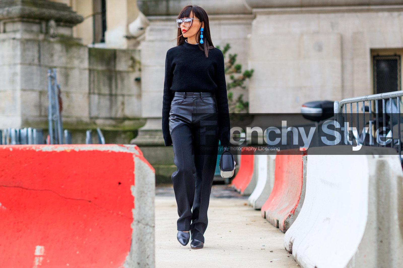 atmosphere details, AUTUMN WINTER 2017-2018, AW 17-18, black bag, black pants, black shoes, black sweater, earrings, evangelie smyrniotaki, FALL WINTER 2017-2018, fashion week, frenchystyle, full length, FW, FW 17-18, horizontal, jonathan paciullo, leather bag, leather pants, leather shoes, PARIS, PFW, street style, sunglasses, tone on tone, total look black, trousers
