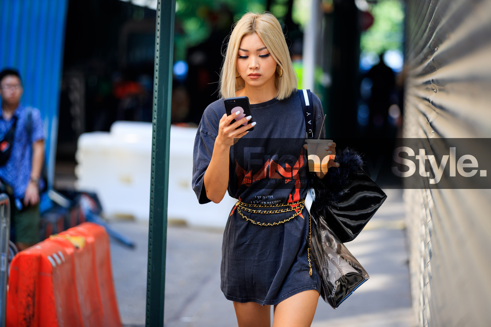 black bag, black t shirt, dyed hair, eyeliner, graphic bag, graphic dress, leather bag, metallic belt, printed bag, printed dress, t shirt dress, fashion week, frenchystyle, FW, jonathan paciullo, street style, NYFW, NEW YORK, SPRING SUMMER 2019, SS 19, atmosphere details, horizontal, detail