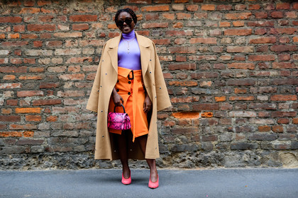 camel coat, beige coat, openwork coat, studs coat, lilac pullover, turtleneck pullover, orange skirt, button skirt, mid long skirt, belted skirt, pink leather bag, hand bag, animal skin bag, karl lagerfeld bag, suede pumps, pink pumps, lois opoku, street style, jonathan paciullo, FW, frenchystyle, fashion week, MFW, MILAN, SPRING SUMMER 2021, SS 21, horizontal, atmosphere details, full length