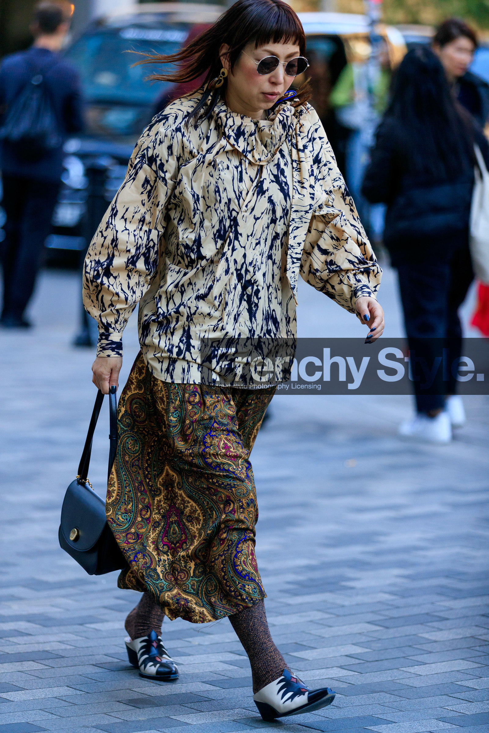 round sunglasses, metalic frame sunglasses, golden earrings, printed blouse, black and white blouse, long sleeve blouse, high collar blouse, cachemere printed skirt, long skirt, lurex tights, navy blue leather bag, shoulder bag, cowboy boots, cowboy slippers, flat slippers, fashion week, frenchystyle, FW, jonathan paciullo, street style, vertical, full length