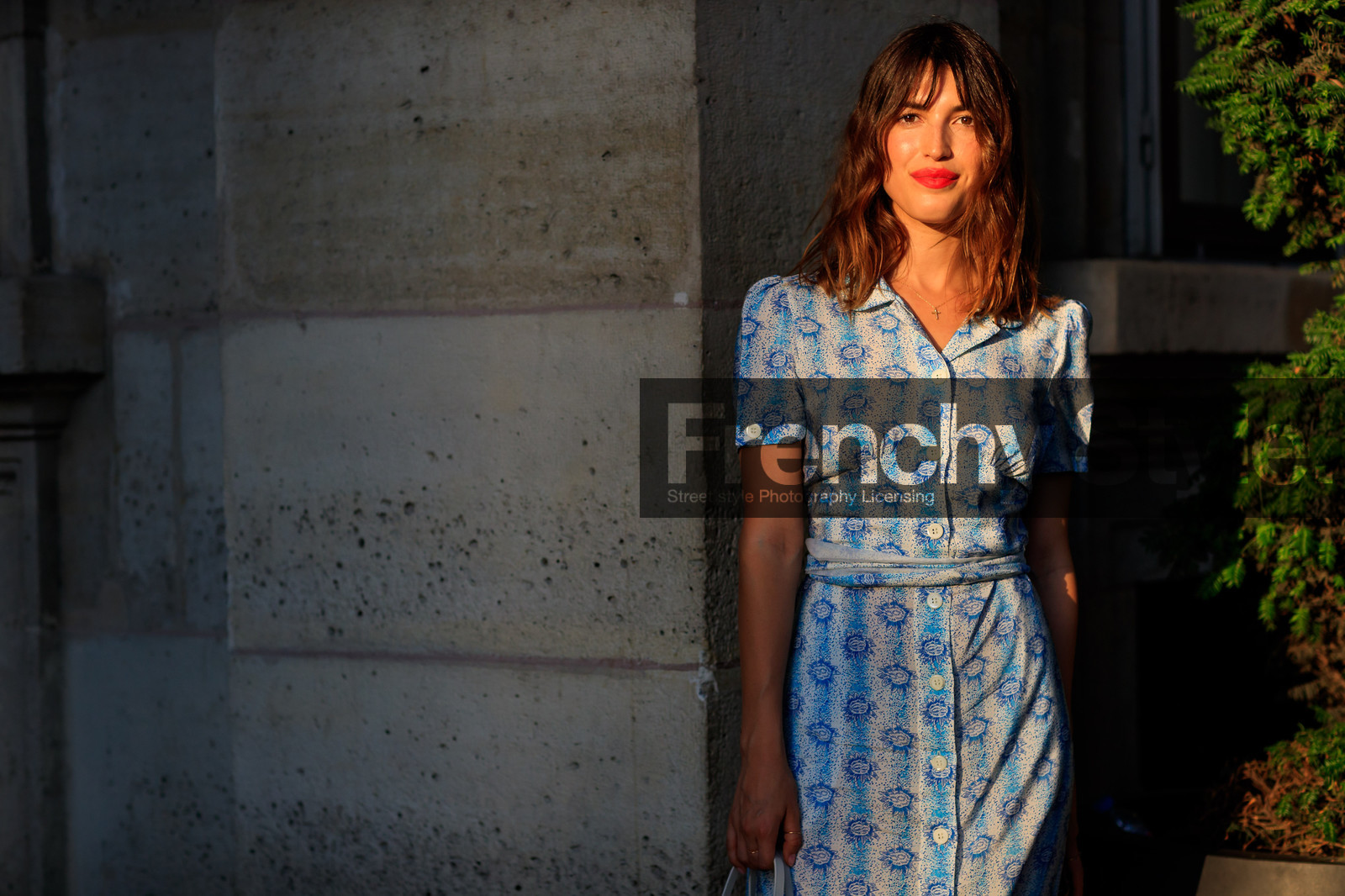 blue dress, graphic dress, printed dress, red lips, fashion week, frenchystyle, FW, jonathan paciullo, street style, PFW, PARIS, atmosphere details, horizontal, detail, AUTUMN WINTER 2018-2019, FALL WINTER 2018-2019, FW 18-19, jeanne damas