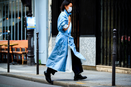denim, denim trench coat, light blue trench coat, belted trench coat, black jeans, black leather derbies, used jeans, flare jeans, tie and dye trenchcoat, PARIS, PFW, fashion week, frenchystyle, FW, jonathan paciullo, street style, SPRING SUMMER 2021, SS 21, horizontal, atmosphere details, full length
