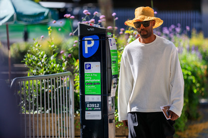light beige hat, white t-shirt, long sleeves t-shirt, oversize t-shirt, fashion week, frenchystyle, FW, jonathan paciullo, street style, atmosphere details, horizontal, detail