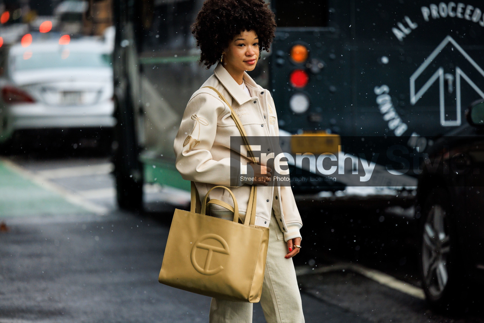 telfar bag, crossbody bag, telfar beige bag, beige handbag, telfar cabas bag, black leather jacket, leather jacket, white jacket, white pants, full white look, red nails, ring, fashion week, frenchystyle, FW, jonathan paciullo, street style, NYFW, NEW YORK, AUTUMN WINTER 2022-2023, FALL WINTER 2022_2023, FW 22-23, atmosphere details, horizontal