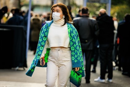 white mask, louis vuitton, louis vuitton cardigan, blue cardigan, fluo green cardigan, white jumper, white turtleneck, knitwear, louis vuitton cardigan, louis vuitton bag, fluo green bag, monogram bag, mini cabas bag, white trousers, highwaist pants, fashion week, frenchystyle, FW, jonathan paciullo, street style, PFW, PARIS, menswear, FALL WINTER 2022-2023, AUTUMN WINTER 2022-2023, FW 22-23, atmosphere details, detail, horizontal