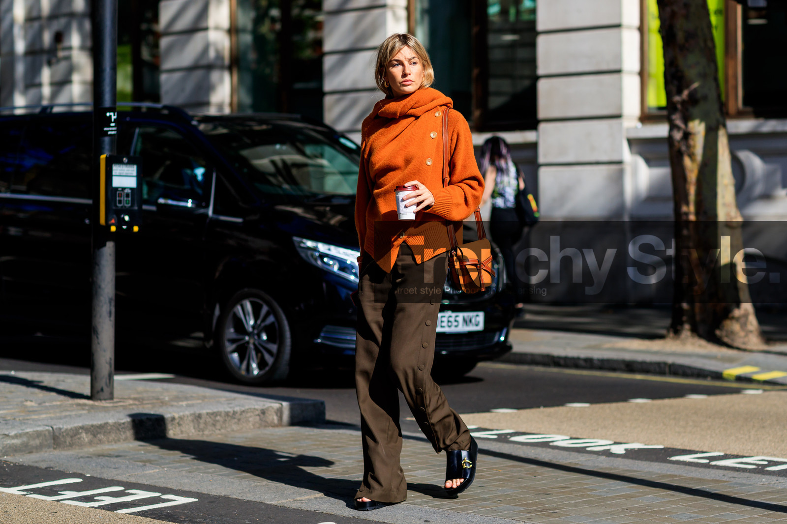 black shoes, brown pants, camel bag, camille charriere, leather bag, leather shoes, loewe, orange sweater, trousers, fashion week, frenchystyle, FW, jonathan paciullo, street style, LFW, LONDON, SPRING SUMMER 2019, SS 19, atmosphere details, horizontal, full length