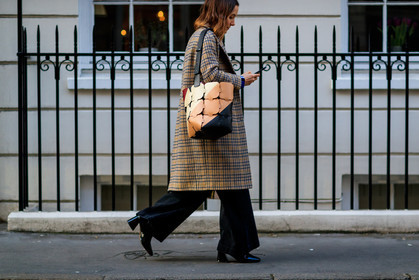black pants, black shoes, brown coat, checked, graphic bag, graphic jacket, houndstooth pattern, leather bag, leather shoes, plaid, printed bag, printed jacket, red bag, fashion week, frenchystyle, FW, jonathan paciullo, street style, LFW, LONDON, AUTUMN WINTER 2018-2019, AW 18-19, FALL WINTER 2018-2019, FW 18-19, horizontal, atmosphere details, detail