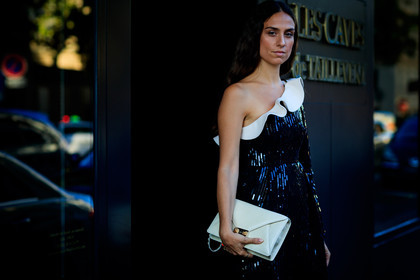 black and white, black dress, glitter, graphic dress, leather bag, one shoulder, printed dress, ruffles, sequined dress, shiny dress, valentino, white bag, PFW, fashion week, frenchystyle, FW, jonathan paciullo, street style, PARIS, horizontal, atmosphere details, detail, AUTUMN WINTER 2018-2019, FALL WINTER 2018-2019, FW 18-19, erika boldrin