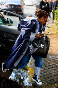 atmosphere details, black bag, black shoes, black sneakers, blue coat, blue denim, braids, converse, courrèges, denim pants, detail, fashion week, frenchystyle, FW, jeans, jonathan paciullo, leather bag, leather shoes, PARIS, PFW, raincoat, SPRING SUMMER 2018, SS 18, street style, trousers, vertical, vinyl, vêtements