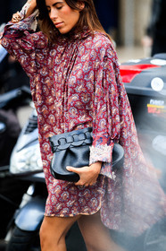 nina urgell cloquell, chloe bag, chloe dress, chloe look, cachemere printed dress, burgundy dress, high collar dress, long sleeves dress, lace dress, lace sleeves, black leather clutch, fashion week, frenchystyle, FW, jonathan paciullo, street style, PFW, PARIS, SPRING SUMMER 2021, SS 21, vertical, atmosphere details, detail