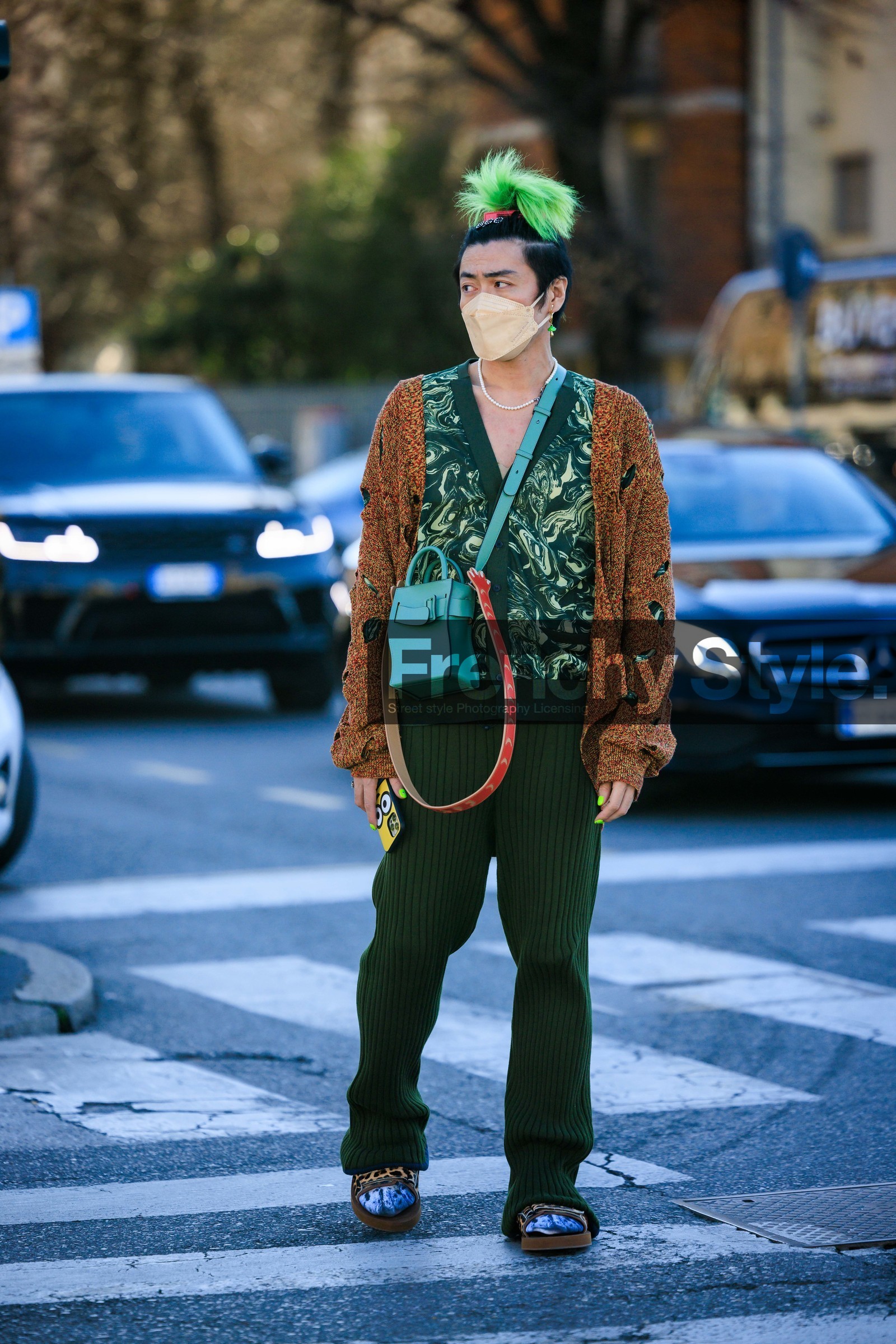 blue crossedbody bag, green pants, knitted pants, printed sandals, leopard prints sandals, blue socls, dyed hair, green hair, cut out cardigan, orange cardigan, green jumper, printed jumper, gree hair, white necklace, fashion week, frenchystyle, FW, jonathan paciullo, street style, vertical, full length