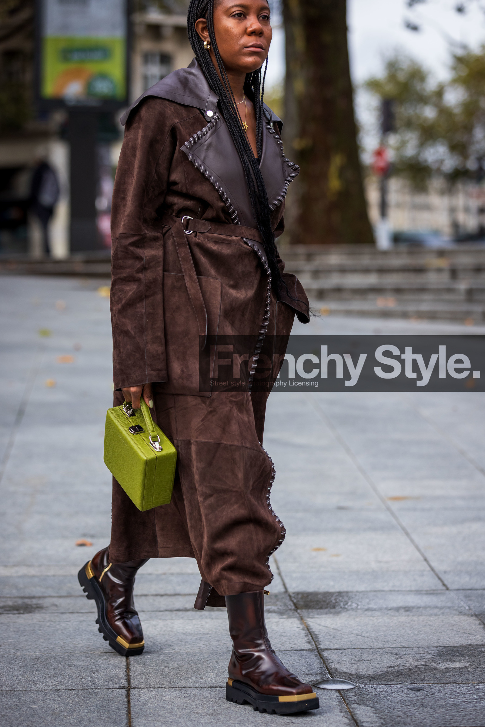 bag, boots, brown boots, brown coat, coat, green bag, Jessica Willis, leather bag, leather boots, leather coat, lime bag, long coat, suede coat, fashion week, frenchystyle, FW, jonathan paciullo, street style, PFW, PARIS, SPRING SUMMER 2022, SS 22, vertical, atmosphere details