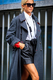 dark grey coat, black leather shorts, white shirt, black sunglasses, square shape glasses, bag necklace, round shape necklace, round shape bag, black necklace, black bag, etro bag, etro look, etro coat, oversize coat, celine sunglasses, caro daur, street style, jonathan paciullo, FW, frenchystyle, fashion week, MFW, MILAN, SPRING SUMMER 2021, SS 21, vertical, detail