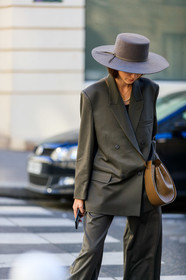 beatrice gutu, blazer, brown bag, grey hat, grey jacket, grey pants, grey suit, leather bag, trousers, fashion week, frenchystyle, FW, jonathan paciullo, street style, PFW, PARIS, AUTUMN WINTER 2019-2020, AW 19-20, FALL WINTER 2019-2020, FW 19-20, vertical, atmosphere details, detail
