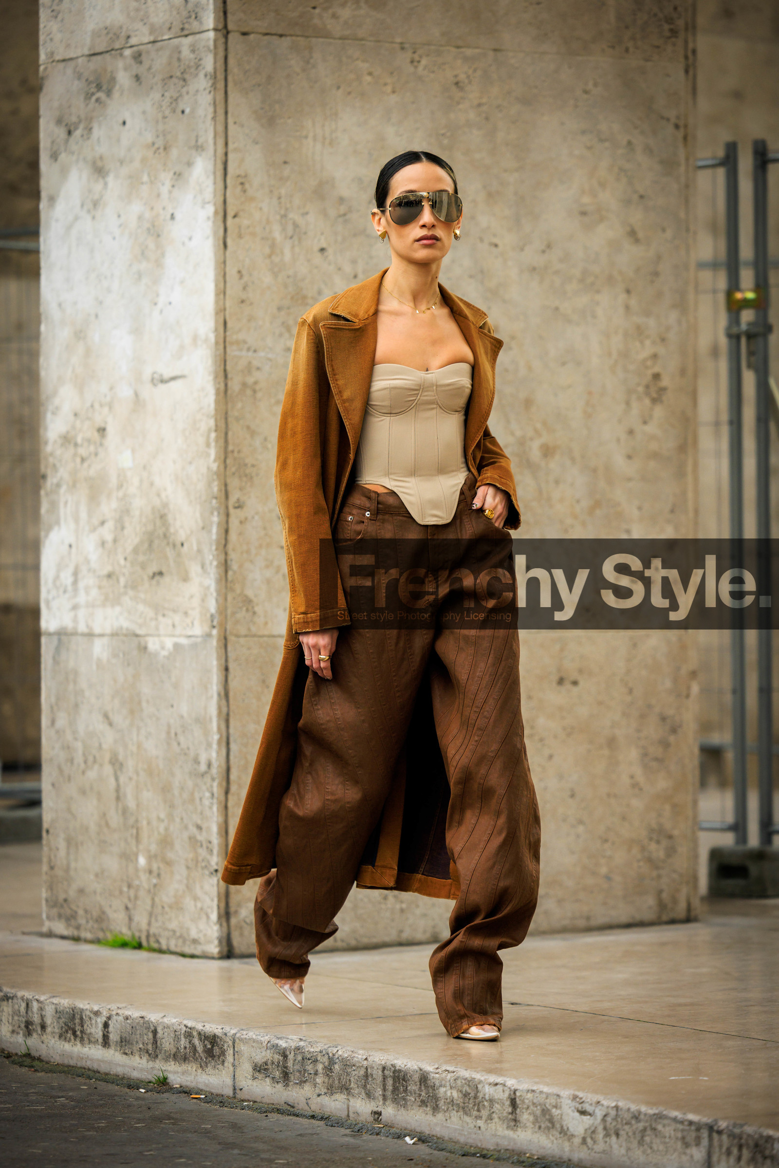 big sunglasses, beige corset, corset top, camel trench, denim trench coat, stud earrings, brown trousers, baggy pants, transparent shoes, earthy colors, alexandra guerain, fashion week, frenchystyle, FW, jonathan paciullo, street style, AUTUMN WINTER 2022-2023, FALL WINTER 2022_2023, FW 22-23, PFW, PARIS, vertical, full length