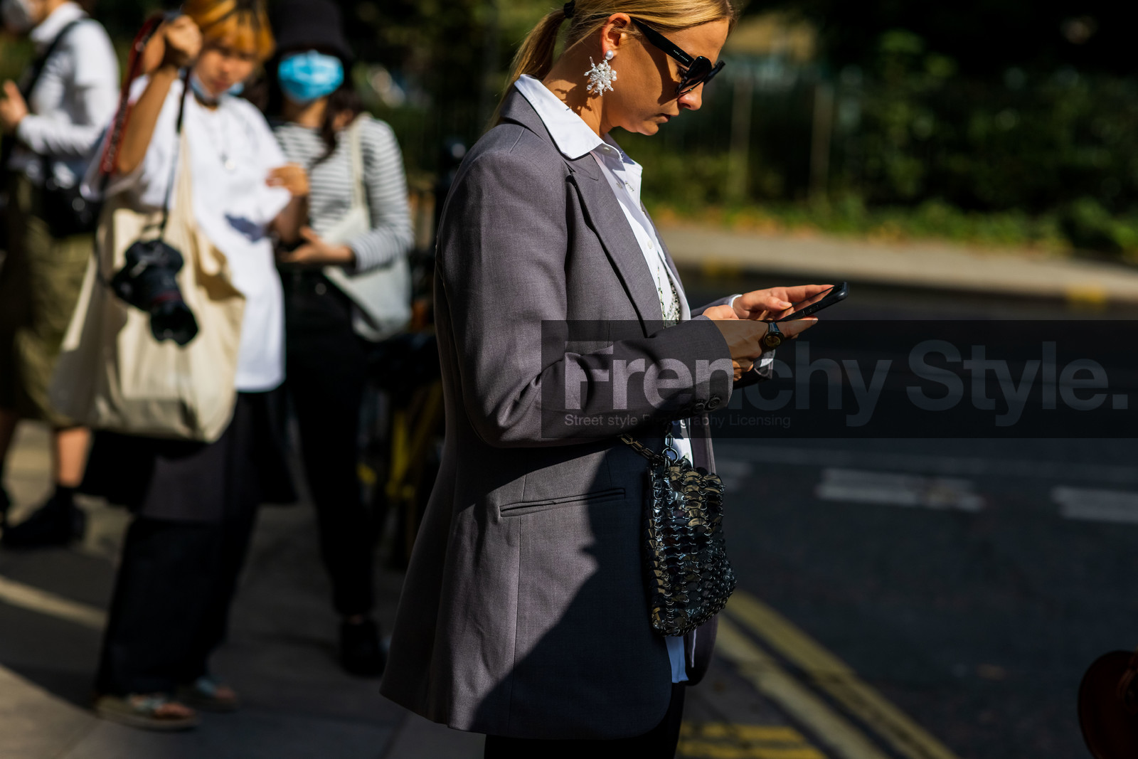 blazer, mini bag, shirt, earrings, sunglasses, paco rabbane, fashion week, frenchystyle, FW, jonathan paciullo, street style, SPRING SUMMER 2022, SS 22, LFW, LONDON, horizontal, atmosphere details, detail
