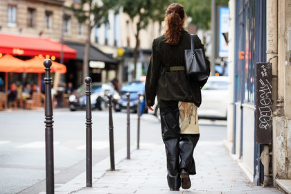 black and white pants, kaki jacket, velvet jacket, corduroy jacket, black leather bag, black leather pants, back details, shoulder bag, loose pants, printed pants, white pants, bucket bag, belted jacket, PARIS, PFW, fashion week, frenchystyle, FW, jonathan paciullo, street style, SPRING SUMMER 2021, SS 21, horizontal, atmosphere details, full length