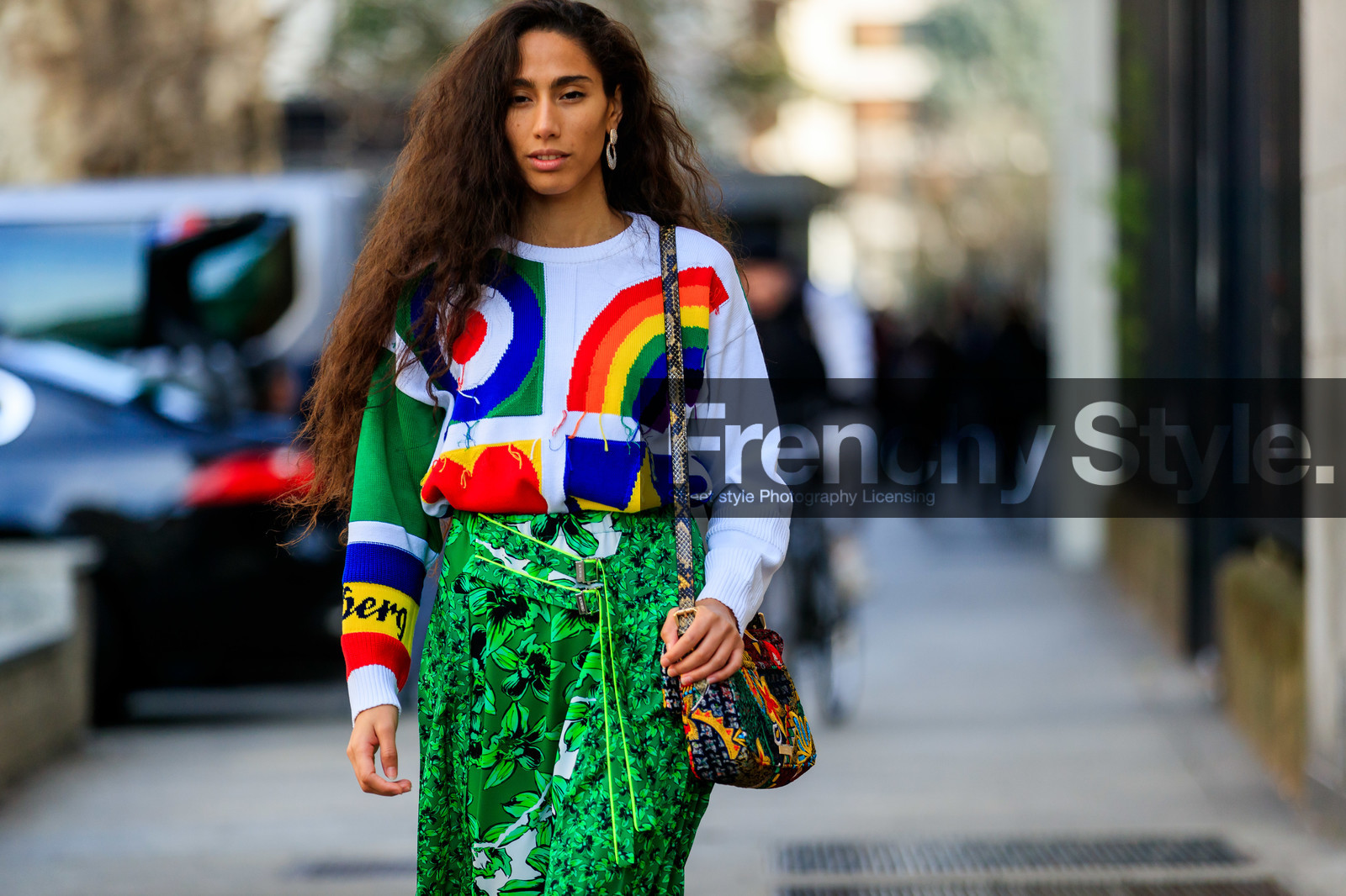 white pullover, green skirt, floral printed skirt, wrap skirt, jacquard pullover, rainbow pullover, iceberg pullover, iceberg skirt, iceberg look, shoulder bag, floral embroidered bag, multicolor bag, fashion week, frenchystyle, FW, jonathan paciullo, street style, MFW, MILAN, AUTUMN WINTER 2020-2021, FALL WINTER 2020-2021, FW 20-21, horizontal, atmosphere details, detail