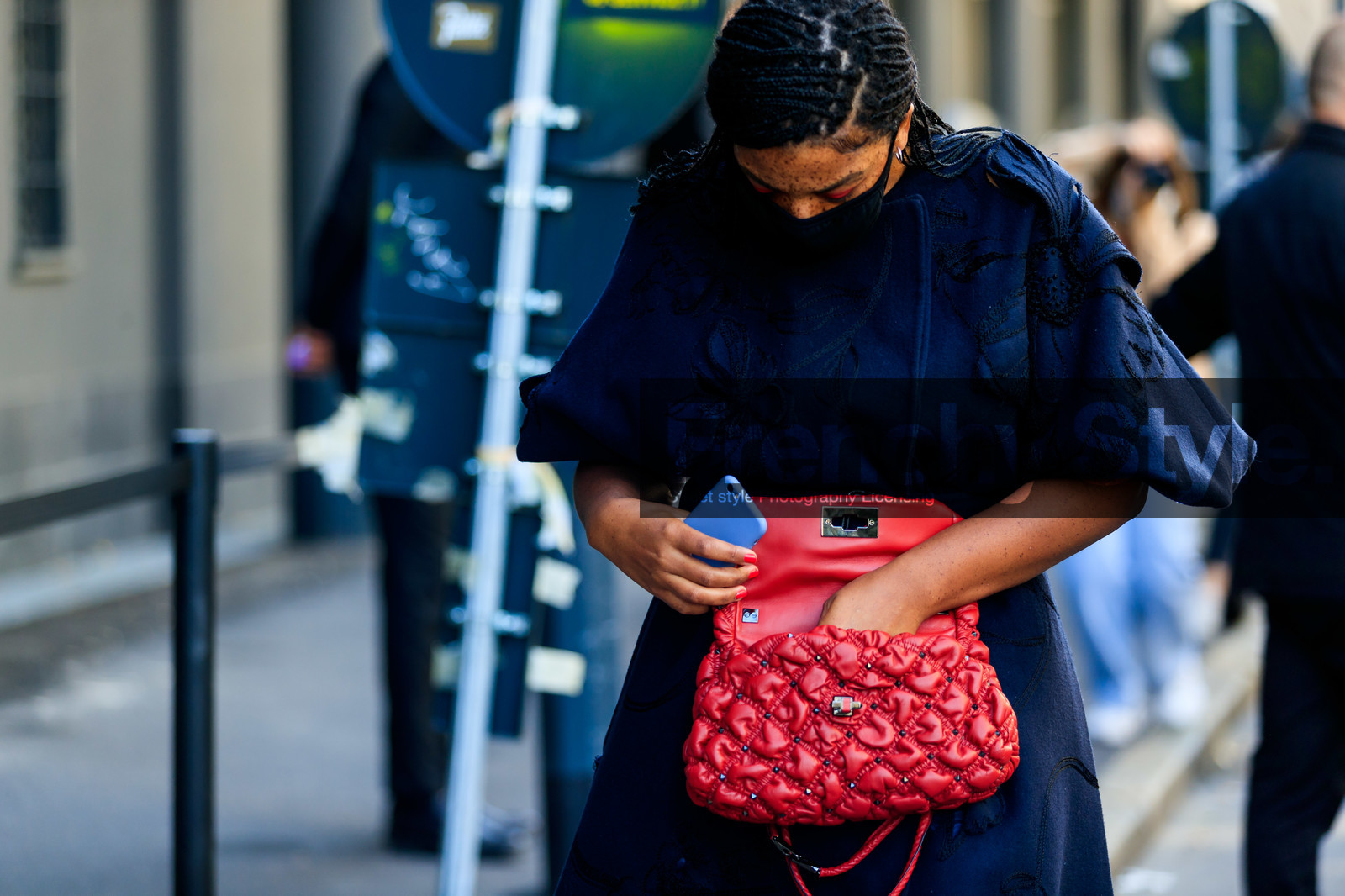 navy blue coat, floral embroidered coat, short sleeves coat, red leather bag, studs bag, quilted bag, valentino bag, valentino coat, street style, jonathan paciullo, FW, frenchystyle, fashion week, MFW, MILAN, SPRING SUMMER 2021, SS 21, horizontal, atmosphere details, detail