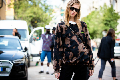 black sweatshirt, black pants, black sunglasses, brown sweatshirt, tie and dye sweatshirt, celine sunglasses, lexi boling, street style, jonathan paciullo, FW, frenchystyle, fashion week, MFW, MILAN, SPRING SUMMER 2021, SS 21, horizontal, atmosphere details, detail, model