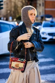 knitted hood, black jacket, biker jacket, leather biker, ring, printed handbag: red handbag, multicolor handbag, marni bag, beige scarf, pleated skirt, almond hood, fashion week, frenchystyle, FW, jonathan paciullo, street style, vertical, atmosphere details, detail
