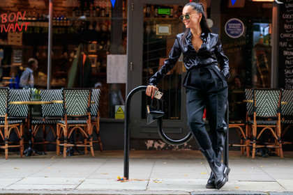 evangelie smyrniotaki, satin shirt, metalic frame sunglasses, hoop earrings, golden earrings, geometric bag, chelsea boots, carrot pants, bottega veneta bag, black total look, black shirt, black pants, black leather clutch, black leather boots, aviator sunglasses, fashion week, frenchystyle, FW, jonathan paciullo, street style, atmosphere details, horizontal, full length