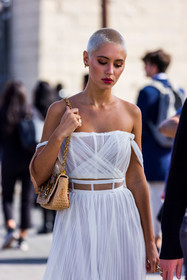 bag, beige bag, bustier top, chain bag, chiffon top, dior earrings, hairstyle, Iris Law, pleated top, printed bag, short hair, skirt, top, tulle skirt, tulle top, white shikt, white top, street style, jonathan paciullo, FW, frenchystyle, fashion week, PFW, PARIS, SPRING SUMMER 2022, SS 22, vertical, atmosphere details