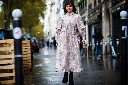 maria bernad, golden dress, cachemere printed dress, high collar dress, long sleeves dress, ruffle dress, long dress, wedge boots, black leather boots, lilac dress, crossbody bag, embroidered bag, light pink bag, silvered bag, silvered chain strap bag, round shape bag, paco rabanne bag, lurex dress, PARIS, PFW, fashion week, frenchystyle, FW, jonathan paciullo, street style, SPRING SUMMER 2021, SS 21, horizontal, atmosphere details, full length