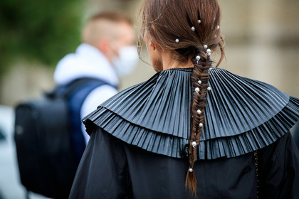 chloe loulou de saison, black cape, collar details, pleated collar, back details, hair details, hair clip, pearl detail, pearl pin, pearl hair clip, plaited hair, PARIS, PFW, fashion week, frenchystyle, FW, jonathan paciullo, street style, SPRING SUMMER 2021, SS 21, horizontal, atmosphere details, detail